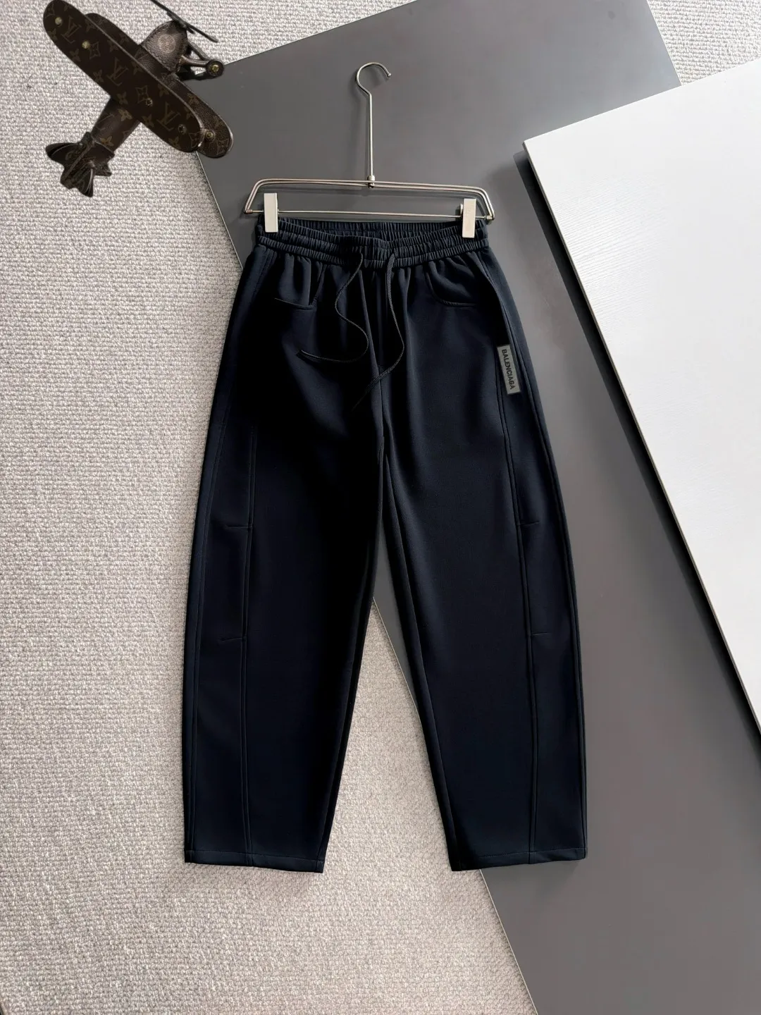 Next day shipment P195 Balenciaga 2026 Autumn and Winter New Arrival elastic band casual pants, counter-customized fabrics, Breathable, high comfort, impeccable details, brand element design concept, reflecting high quality. It feels delicate and soft! It presents a casual cut and the upper body shape is great! Sizes:S-3XL